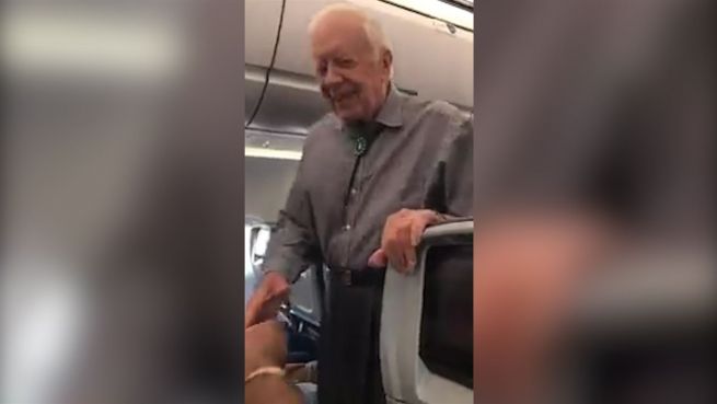 go to Präsidenten-Knigge: Carter begrüßt Flugzeugpassagiere