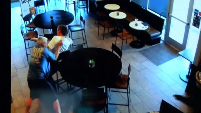 go to Schlacht bei Starbucks: Gast verprügelt Räuber