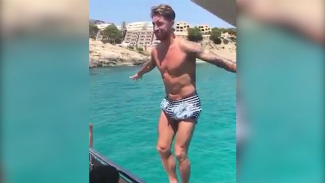 go to Urlaubssalto: Fußballer Sergio Ramos genießt Freizeit