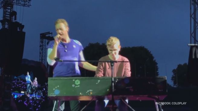 go to Kurzer Ruhm: Deutscher Fan spielt Keyboard für Coldplay